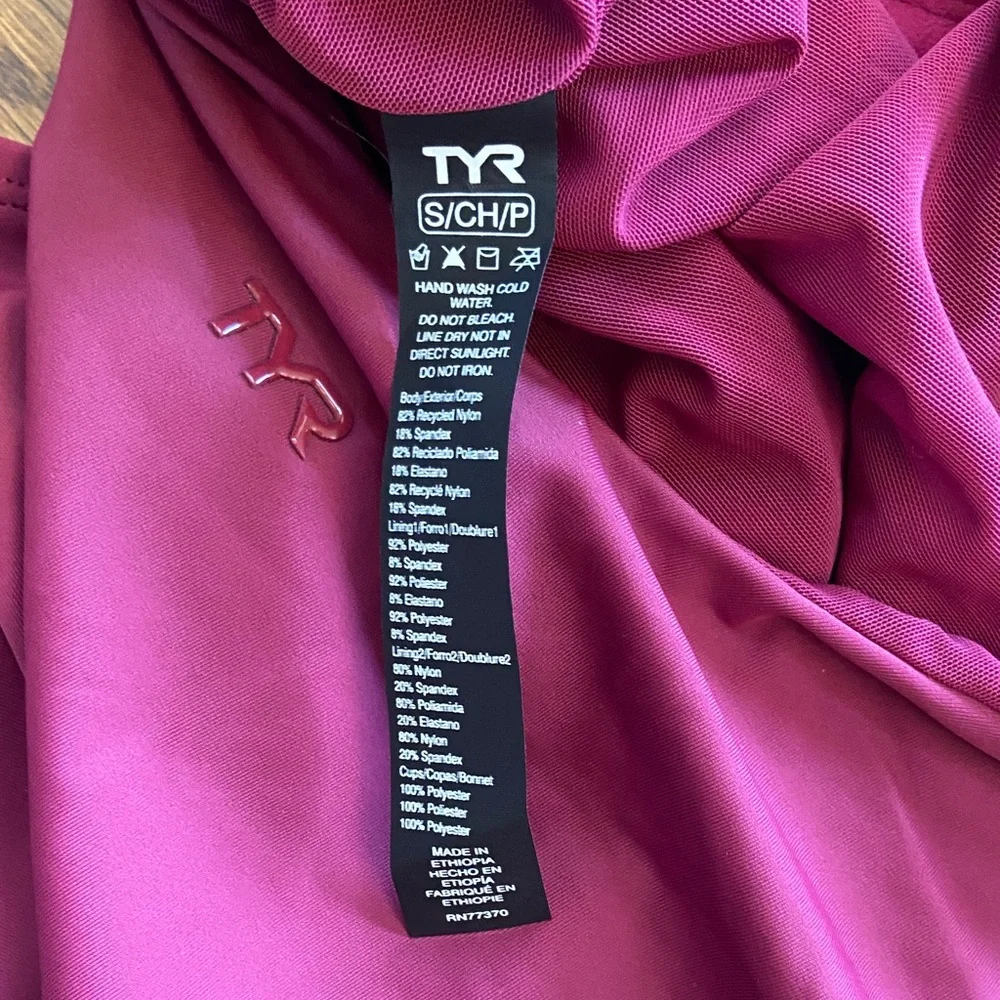 TYR Women’s High-Neck One-Piece Competition Swimsuit Size Small Sporty‎ Swim